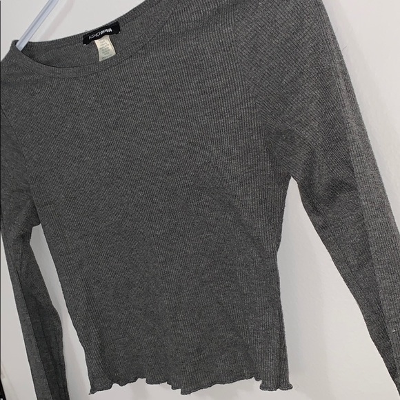 A fashion nova crop top - Picture 2 of 9